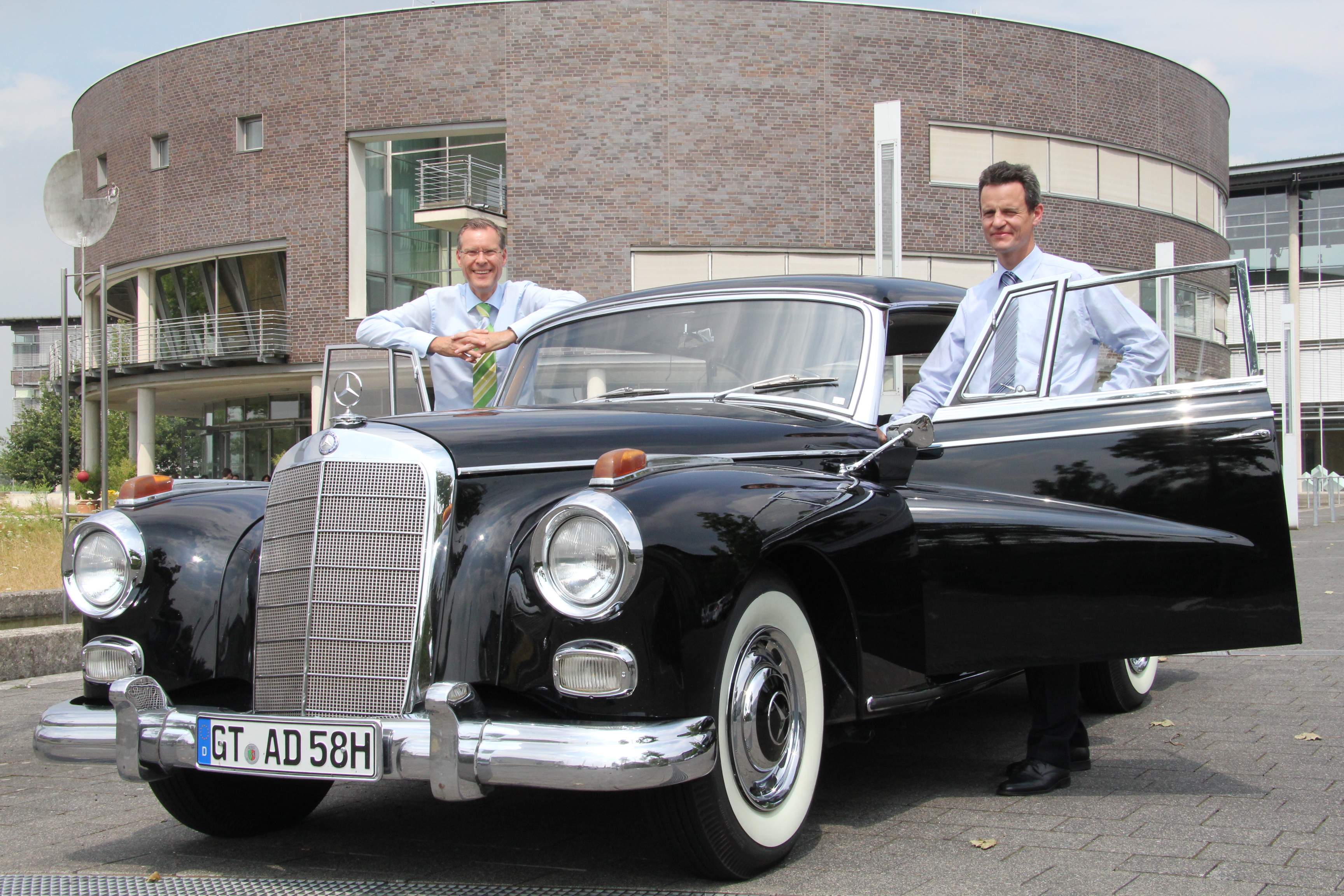 Hauke Zwaan, der 300er Adenauer-Mercedes und ich vor dem Kreishaus Gütersloh.