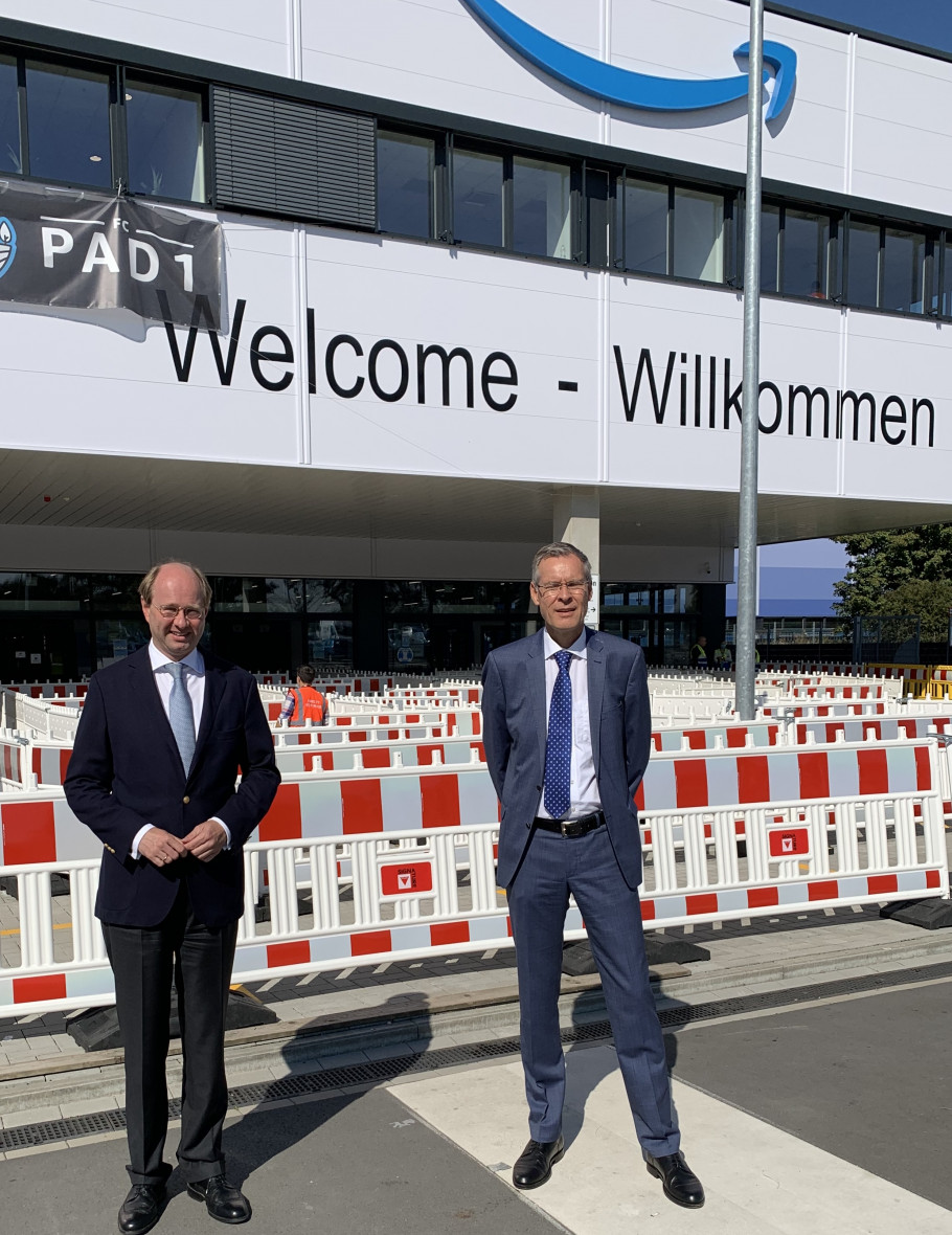 Landrat Adenauer (rechts) und der Warendorfer Landratskollegen Dr. Gericke. Landrat Adenauer (rechts) und der Warendorfer Landratskollegen Dr. Gericke.