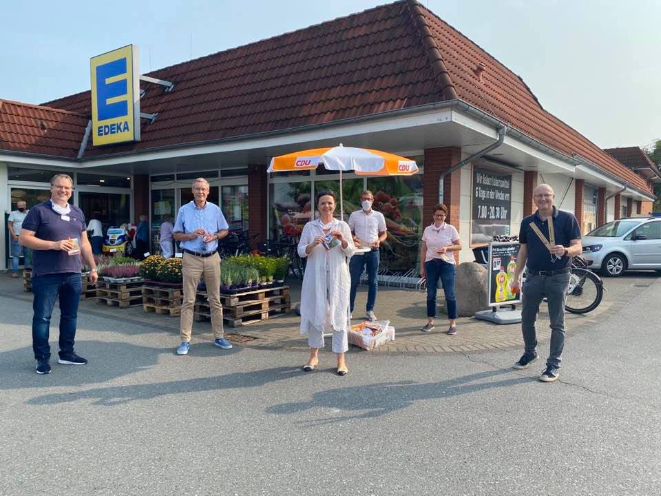 Sven-Georg Adenauer (2.v.l.) und Michael Esken (r.) an einem Infostand in Verl Sven-Georg Adenauer (2.v.l.) und Michael Esken (r.) an einem Infostand in Verl